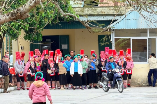 Đưa giấy phép lái xe vượt núi, ra đảo đến gần người dân