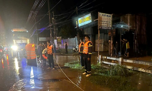 Kịp thời cứu 3 người phụ nữ bị nước cuốn trôi