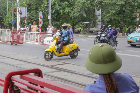 Nguy cơ tai nạn nghiêm trọng từ hành vi cố tình băng qua đường sắt khi tàu đến