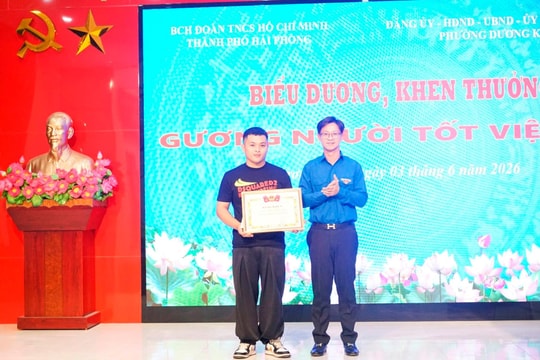 Khen thưởng nam thanh niên dũng cảm cứu phụ nữ khỏi kẻ cầm dao