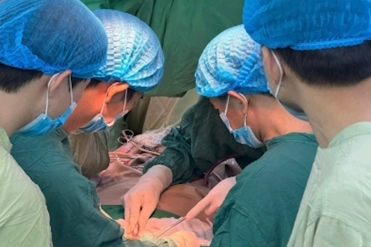 Lần đầu phẫu thuật 2 ca đa chấn thương nặng