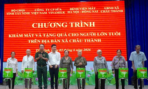 Khám mắt, tặng quà cho 500 người dân ở Tây Ninh