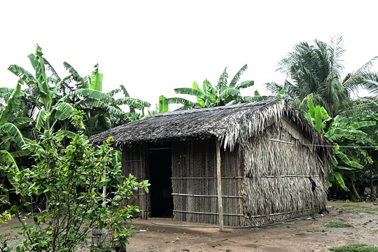 Căn nhà lá chờ qua mùa mưa