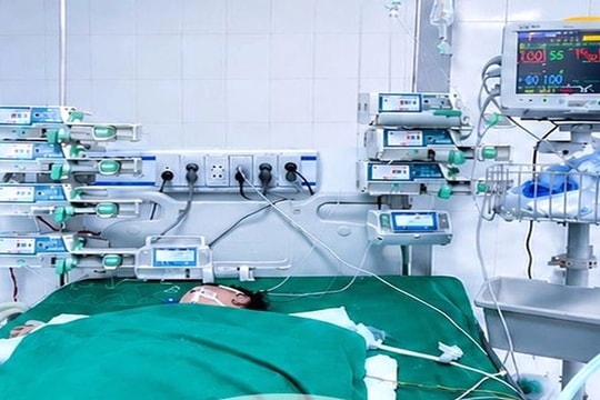 Cứu sống bệnh nhi mắc tay chân miệng biến chứng nặng