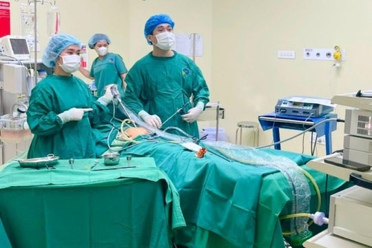 Khối u buồng trứng hoại tử trong cơ thể cô gái 1,2 tạ