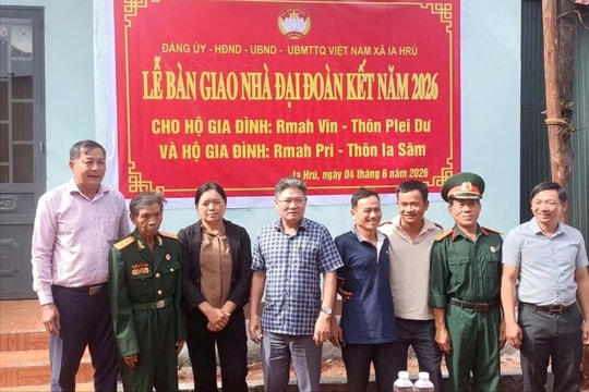 Xã Ia Hrú bàn giao nhà “Đại đoàn kết” cho hộ nghèo