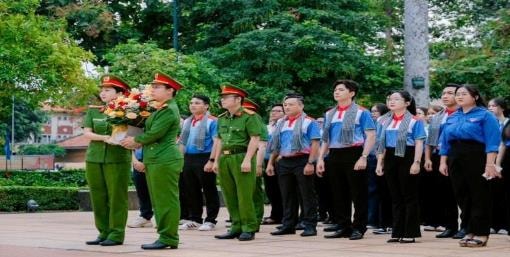 Tổ chức sinh hoạt chính trị, học tập và làm theo lời Bác