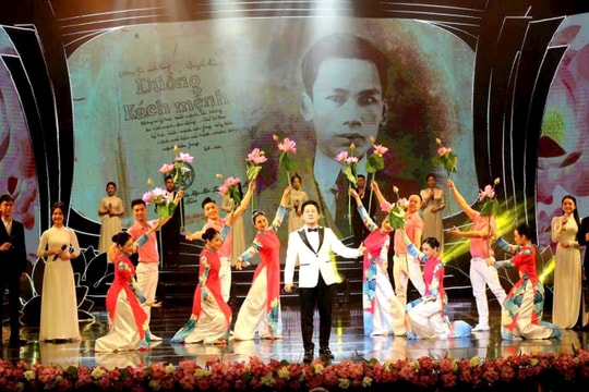 “Hồ Chí Minh - Nguồn sáng dẫn đường”- chương trình nghệ thuật đặc sắc tái hiện hành trình cách mạng vĩ đại của Bác