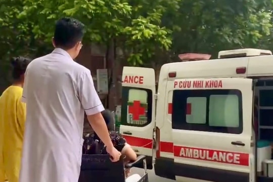 Xe cứu thương đưa nữ sinh vừa mổ ruột thừa đến điểm thi lớp 10