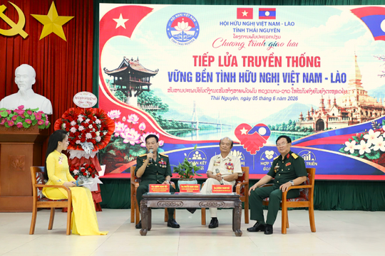 Tiếp lửa truyền thống, vun đắp tình hữu nghị Việt Nam - Lào