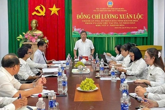 Chánh án TAND tỉnh Khánh Hòa làm việc với các Tòa án khu vực