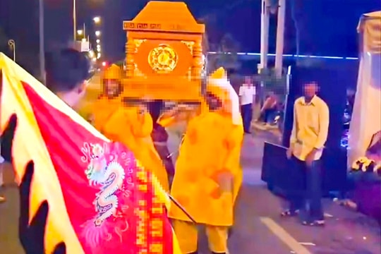 Xác minh vụ khiêng quan tài có người sống bên trong diễu hành trên phố