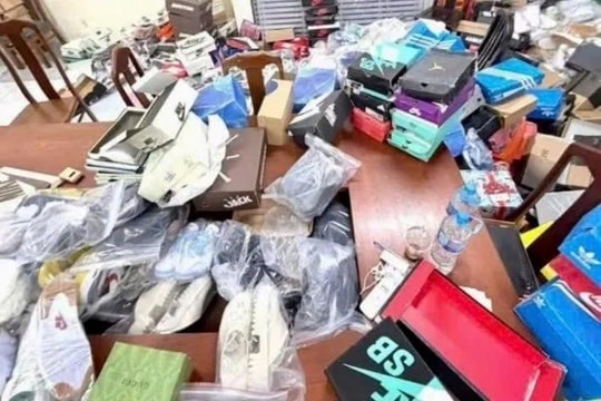Hơn 500 đôi giày, dép giả mạo các nhãn hiệu nổi tiếng