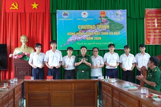 Trao yêu thương cho học sinh xã đảo Thạnh An