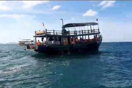 Cứu hộ thành công 19 người trên cano bị chìm ở biển Cửa Đại