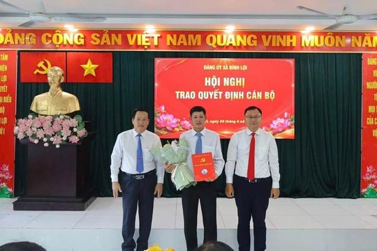 Trao quyết định của BTV Thành ủy TPHCM về công tác nhân sự
