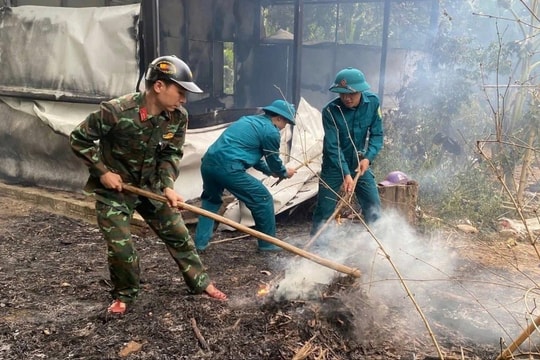 Hỗ trợ gia đình hộ nghèo sau vụ hỏa hoạn