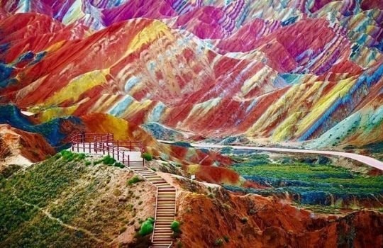 Sa mạc Đan Hà - nơi mặt đất khoác lên mình bảy sắc cầu vồng