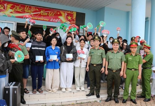 "Đội xe công an tình nguyện" đồng hành cùng thí sinh trong mùa thi