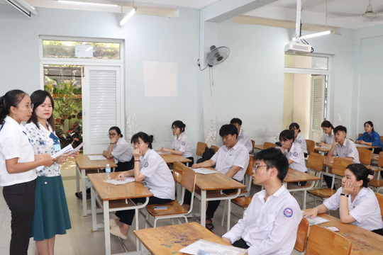Sĩ tử Khánh Hòa làm thủ tục dự thi tốt nghiệp THPT