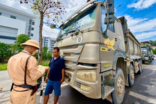 Quyết liệt kiểm soát xe quá tải, xe cơi nới trên các tuyến trọng điểm ở Hà Nội