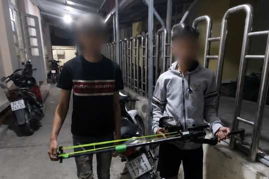 Kịp thời bắt giữ 2 thiếu niên mang theo hung khí trên đường