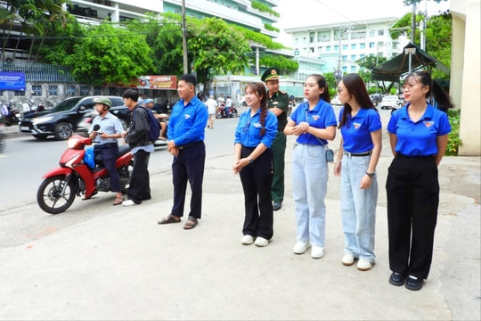 Phụ huynh Đà Nẵng hồi hộp đồng hành cùng con trong ngày thi đầu tiên