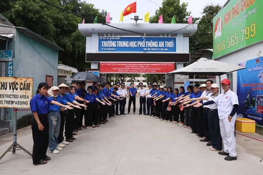 Tuổi trẻ Hải đội 401 “Tiếp sức mùa thi”