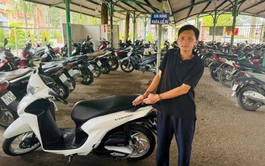 Trộm xe máy của người đàn ông ngủ gục trên vỉa hè
