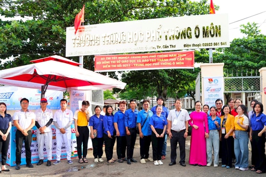 Cần Thơ: Các sĩ tử háo hức bước vào môn thi đầu tiên