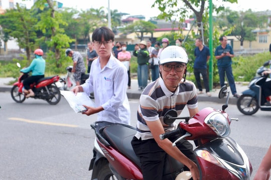 Thí sinh Hà Nội bước vào môn thi Ngữ văn