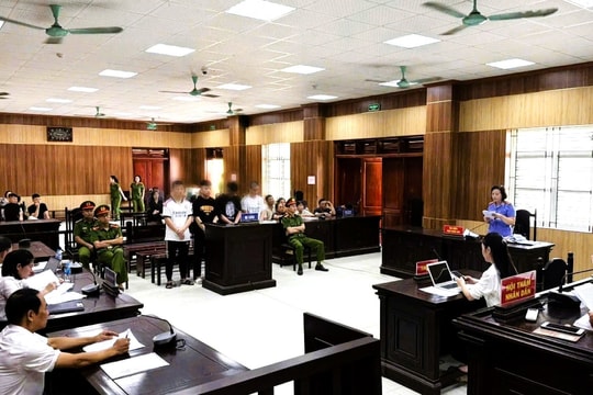 Radio pháp đình: Cái giá của sự bồng bột