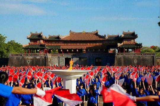 Hơn 2.000 thanh niên thắp lửa yêu nước tại Ngọ Môn