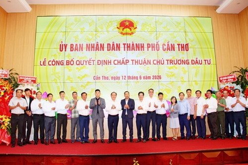 Cần Thơ trao quyết định chủ trương đầu tư hai khu công nghiệp quy mô lớn