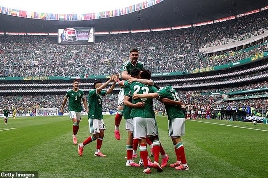 Chưa từng có: 3 thẻ đỏ xuất hiện ngay trận khai mạc World Cup