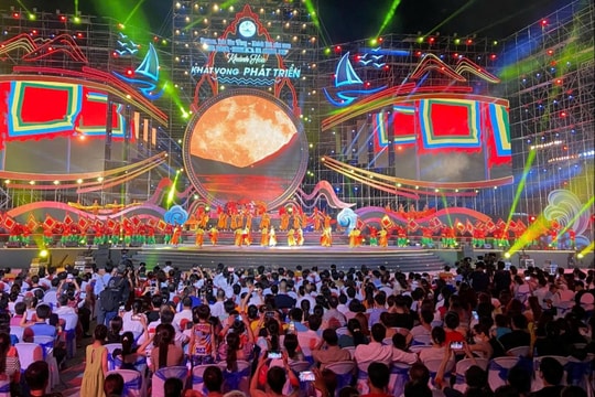 Bắn pháo hoa tại Festival biển Khánh Hòa