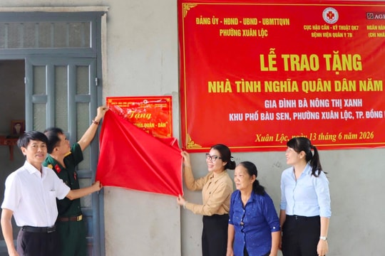 Trao mái ấm nghĩa tình, vun đắp tình quân - dân bền chặt