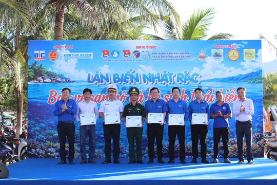 Hơn 1.200 tình nguyện viên Đà Nẵng nhặt rác, lặn biển giải cứu san hô