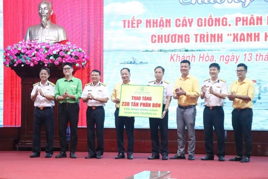 Tiến Nông trao tặng hơn 230 tấn phân bón, chung tay phủ xanh Trường Sa