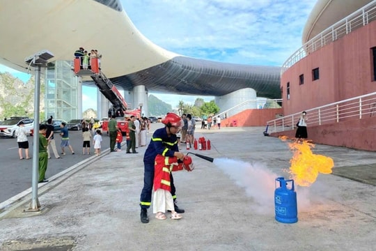 Hàng trăm em nhỏ hào hứng làm lính cứu hỏa