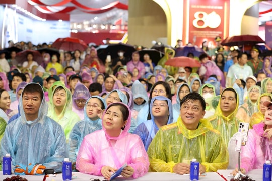 Hàng ngàn người đội mưa xem gala "Tổ quốc bình yên"