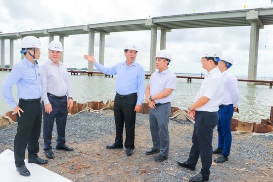 Bộ trưởng Bộ Xây dựng Trần Hồng Minh kiểm tra tiến độ thi công cầu Đại Ngãi 1