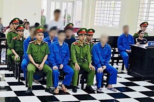 10 bị cáo lĩnh án tù vì gây rối tại quán cà phê