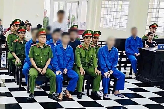 Mang hung khí truy tìm đối thủ, 10 bị cáo lĩnh án tù