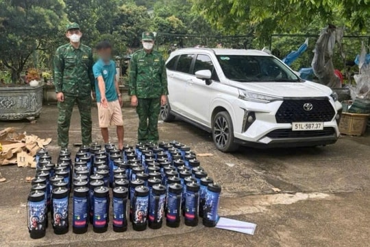 Bắt quả tang đối tượng vận chuyển 92 bình khí cười