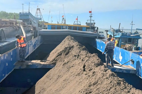 Vận chuyển khoáng sản trái phép trên sông Hàm Luông