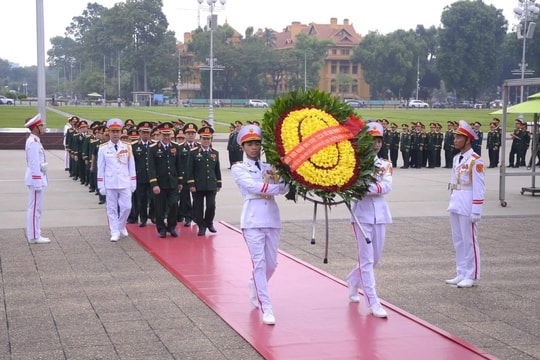 Đoàn đại biểu dự Đại hội Hội Cựu chiến binh Việt Nam vào Lăng viếng Chủ tịch Hồ Chí Minh