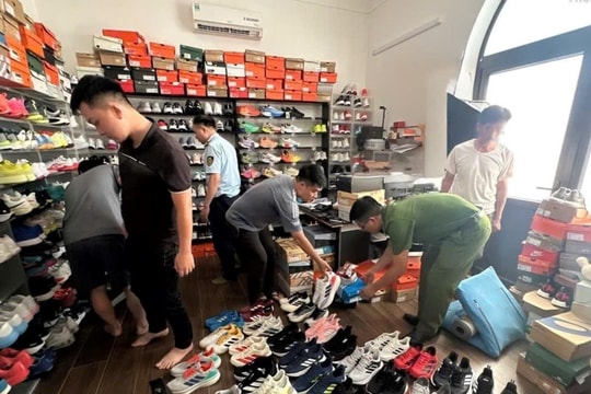 Phát hiện, xử lý hơn 400 đôi giày giả mạo nhãn hiệu nổi tiếng