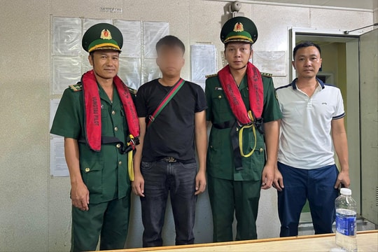 Bàn giao đối tượng trốn truy nã trên tàu biển cho công an