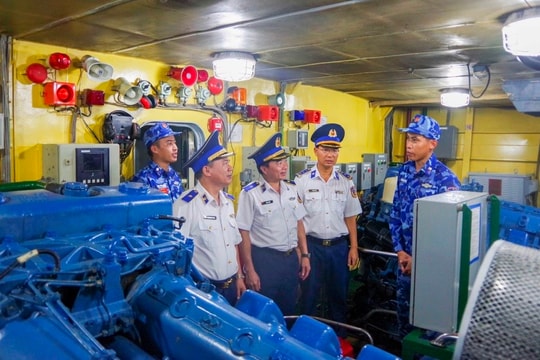 Cảnh sát biển Việt Nam kiểm tra Hải đoàn 42